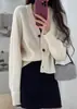 Diseño elegante y único, cárdigan de punto trenzado con cuello en V 100% lana pura, un suéter de lana pura de alta gama para mujer