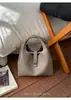 Bolso de mano simple con textura de lichi para mujer 2025 nuevo de invierno versátil bolso cubo de cuero suave bolso cruzado de alta gama