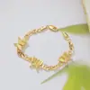 Bestseller transfronterizo pulsera de mariposa de color dorado 18K que conserva el color, cadena de letras de lujo ligero vintage, joyería para mujer de estilo nicho al por mayor