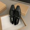 Design Sense Niche One-line Buckle Shallow Mouth Shoes Feminino 2024 Novo French Soft Bottom Plissado Vovó Ladyshoes Sapatos Femininos