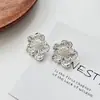 Aretes de Flor Labrada Plateado Mate Estilo Coreano para Mujer, Diseño de Nicho, Aretes de Pétalos Grandes, Suaves y Elegantes, Aretes Versátiles