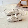 Sapatos de couro estilo Chanel doces e fofos para meninas, novo modelo primavera e outono 2026, com laço, sapatos de salto baixo únicos da moda e tendência estilo princesa do Instagram