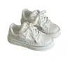 Tênis Feminino de Solado Grosso 2026 Novo Outono Sapatos Brancos Versátil Confortável Aumentador de Altura Mocassins Estrela Sapatos Casuais