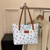 Moda 2025 Nova Bolsa Tote para Deslocamento de Menina Bolsa de Mão Moda Estampa Fofa de Cereja Bolsa de Ombro Feminina
