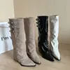 Coleção nova de 2026: botas da moda, de cintura alta, com tira de cinto, bico fino e salto grosso, projetadas para afinar as pernas, em estilo coreano, perfeitas para um look chique e ousado