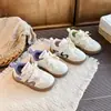 Tênis estilosos infantis 2026 outono novo modelo sapatos casuais de couro para meninos e meninas tênis de corrida para meninas estilo coreano