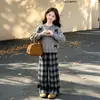Conjunto de Otoño para Niñas Estilo Coreano Atuendo 2026 Nuevas Llegadas Cárdigan de Punto para Niñas Grandes Pantalones a Cuadros Ropa de Otoño para Niños Conjunto de Dos Piezas