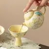 Tetera de Cerámica con Margaritas Pintadas a Mano y Caligrafía Amarilla, Adecuada para Uso Doméstico, con Filtro de Agujero de Bola y Diseño de Mango para Preparar Té