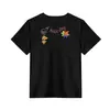 Camiseta Manga Curta Feminina Verão Nova Casual Versátil com Estampa de Desenho na Manga Direita e Gola Redonda Americana