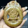 Colgante de Talla de Unicornio de Jade, Bestia Auspiciosa, Limpiador de Obstáculos, Adorno de Mano de Jade, Pieza de Exhibición Coleccionable, Venta al por Mayor para Suministro de Vendedores Ambulantes