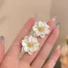 Pendientes de Camelia Blanca de Moda y Elegantes para Mujer, Nuevo Estilo Popular 2026, Pendientes de Nicho de Lujo Ligero con un Toque de Alta Gama