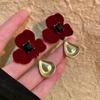 Pendientes de flores flocadas de otoño e invierno para mujer 2025, nuevos pendientes de felpa de viento de Hong Kong vintage, pendientes de Joker de moda al por mayor