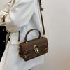 Bolsa de Mão de Grande Capacidade para Mulheres 2024 Textura Popular Trançada Moda Retrô Europeia e Americana Bolsa de Ombro Único Transversal Tendência de Cor Contrastante