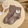 Calcetines de Peluche con Dibujos de Media Pantorrilla para Mujer Otoño Invierno Oso Lindo Calcetines Largos Estilo Academia Japonesa Bordado Calcetines con Volantes Sin Costuras
