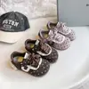 Tênis femininos estilo coreano, nova coleção primavera/outono 2026, sapatos de malha respiráveis para crianças, tênis de treino alemães para bebês, sapatilhas femininas de bolinhas