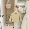 Conjunto de Macacão Verde Militar Vintage para Meninas Novo Estilo Coreano Roupa de Outono Infantil Camiseta Listrada Elegante de Manga Longa para Bebê