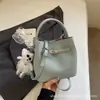 Bolso de Mano Pequeño para Mujer 2026 Nuevo Estilo Verano Bolso de Hombro de Gama Alta de Nicho para el Trabajo y los Viajes Diarios Bolso Cruzado Tipo Cubo