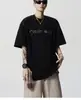 Camiseta Masculina Patchwork Desconstruída de Manga Curta Verão 2026 Marca Americana Tendência Letra High Street Top Solto de Meia Manga Roupa Masculina