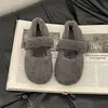 Sapatos Mary Jane redondos estilosos de estilo retrô com uma única tira de fivela, apresentando um design fofo, para mulheres, nova coleção outono/inverno 2025, com uma estética delicada e elegante