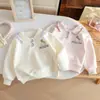 Camisa polo de outono para meninas com bordado de gato de desenho animado fofo, apresentando uma gola franzida e um design elegante de puxar.