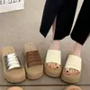 Nuevas Pantuflas de Suela Gruesa de una Sola Tira para Otoño 2026 Diseño de Tira Ancha Plisada Suela de Plataforma que Aumenta la Altura Antideslizante Cómodas Ligeras