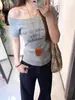 Camiseta de punto gris con estampado de letras, estilo coreano, hombros descubiertos, manga corta para mujer, diseño chic de verano que acentúa la figura y es versátil