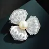 Acompanha Broche Flor de Gota de Óleo de Alto Brilho, Corsage da Moda e de Alto Padrão com Zircônia Microcravejada e Pérola de Água Doce, Broche Feminino Elegante