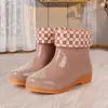 Botas de chuva femininas moda curta antiderrapante botas de chuva adulto sapatos de água ao ar livre botas de água cozinha sapatos impermeáveis sapatos de borracha de algodão quente