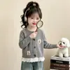 Cárdigan de punto para niña, estilo primavera/otoño, nueva colección 2026, moderno y elegante para niñas pequeñas, cárdigan de otoño para bebé con ribete de encaje