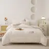 Conjunto de capa de edredom quente acolchoada e fronhas de cor sólida em estilo feminino delicado, conjunto de cama de quatro peças para quarto