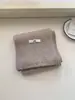 Conjunto de Dos Piezas de Bufanda y Guantes para Mujer Invierno 2025 Nuevo Blanco Tejido de Lana Engrosado Bufanda Versátil Cálida para Ropa de Trabajo