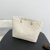Bolsa Transfronteriza de Gran Capacidad para Mujer Modelo Nuevo 2026 Cadena Acolchada de Alta Calidad Verano Clase Viaje Bolso Tote