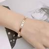 Pulseira Transfronteiriça 2023 Versão Coreana Simples e Versátil Titânio Aço Inoxidável Numerais Romanos Vazados Ias Ouro Rosa Estilo Europeu e Americano