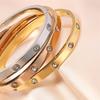 Pulsera Retro Versátil Transfronteriza Chapada en Oro Incrustada con Diamantes para Mujer, Estilo de Lujo Ligero de Gama Alta, Elegantes Accesorios de Pulsera de Acero de Titanio
