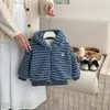 Abrigo Peludo para Niños Invierno 2026 Estilo Nuevo Ropa Exterior con Capucha de Felpa Rayada para Niños Bebé Dibujos Animados Lindo Espesado