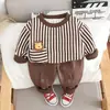Nuevo Conjunto de Dos Piezas para Niños: Sudadera de Algodón con Cuello Redondo y Rayas Irregulares con Estampado de Moda y Pantalones. Venta al por Mayor Directamente del Fabricante