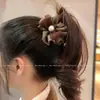 Pinza para el Cabello de Flor de Perla con Diseño de Tela de Alta Gama, Tamaño Mediano para Mujer, Estilo Nuevo para Cabello Fino, Pinza Completa para el Cabello con Lazo