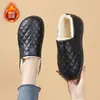 Novos sapatos de algodão slip-on femininos para o inverno de 2026, versáteis e confortáveis, com forro de fleece adicional para calor extra, perfeitos para mães