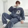 Conjunto de pijama masculino de inverno com capuz e zíper, em flanela coral com estampa de desenho animado, de manga comprida, modelagem solta, quente e espesso, com gola alta