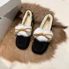 Sapatos felpudos modernos e populares para mulheres, nova coleção de inverno 2026, mocassins confortáveis de sola macia estilo britânico, forrados com fleece para aquecimento