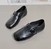 Sapatos Femininos Retrô de Bico Quadrado, Novo Modelo Outono 2026, Couro Texturizado com Fivela, Sapatos de Vovó Planos, Sapatos Slip-On de Couro Macio