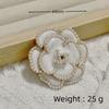Broche de perla de camelia para mujer, hebilla de pañuelo de seda europea y americana de alta gama, ramillete retro, bonito broche de aleación de zinc.
