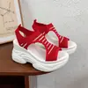 Sandalias de plataforma con punta abierta que aumentan la altura para mujeres menudas, sandalias de moda con suela gruesa, zapatos de playa, zapatillas casuales nuevas de verano tipo "dad shoes"