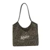 Bolsa Feminina Transfronteiriça com Bordado de Letras Estampa de Leopardo 2026 Nova Bolsa Tote de Grande Capacidade para Trabalho e Deslocamento Bolsa de Ombro com Toque de Luxo
