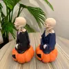 Nuevos adornos creativos de Halloween transfronterizos de calavera con resorte y calabaza sentada, manualidades de resina, adornos de decoración para el hogar para el Festival de los Fantasmas