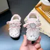 Zapatillas de entrenamiento cálidas de felpa con suela suave y diseño de dibujos animados de moda para niñas, zapatillas nuevas de otoño/invierno 2026 para niñas