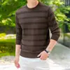 Nova coleção de outono: Suéter de tricô Puyuan para homens, uma peça versátil de jacquard listrado, perfeita como camada intermediária ou base para uso casual