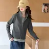 Roupa de outono estilosa e moderna para meninas: uma jaqueta moletom falsa de duas peças combinada com calças jeans casuais de perna larga estilo coreano