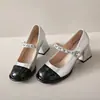 Zapatos Mary Jane de charol estilo retro francés con un toque de fragancia, combinados con un zapato de tacón alto plateado grueso para mujer.