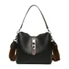 Bolso cruzado retro de un solo hombro transfronterizo con múltiples compartimentos para el trabajo, bolso tipo cubo moderno y versátil, venta al por mayor personalizada para mujer